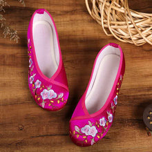 Muatkan imej ke dalam penonton Galeri, Traditional Chinese Floral Embroidery Shoes Dancing Shoes
