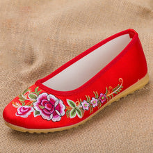 Muatkan imej ke dalam penonton Galeri, Traditional Chinese Floral Embroidery Shoes Dancing Shoes
