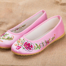 Muatkan imej ke dalam penonton Galeri, Traditional Chinese Floral Embroidery Shoes Dancing Shoes
