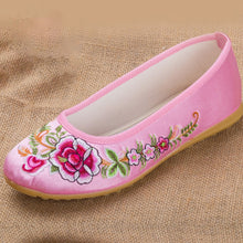 Muatkan imej ke dalam penonton Galeri, Traditional Chinese Floral Embroidery Shoes Dancing Shoes
