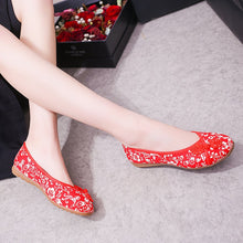 Load image into Gallery viewer, Traditional Chinese Floral Embroidery Shoes with Frog Button
