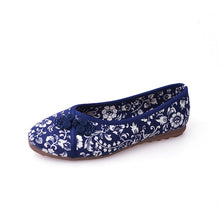 Load image into Gallery viewer, Traditional Chinese Floral Embroidery Shoes with Frog Button
