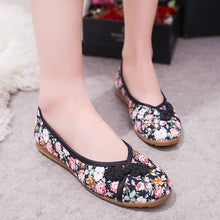 Load image into Gallery viewer, Traditional Chinese Floral Embroidery Shoes with Frog Button
