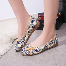 Load image into Gallery viewer, Traditional Chinese Floral Embroidery Shoes with Frog Button
