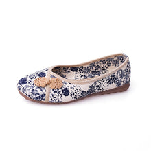 Muatkan imej ke dalam penonton Galeri, Traditional Chinese Floral Embroidery Shoes with Frog Button
