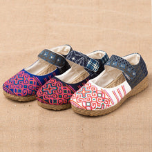 Muatkan imej ke dalam penonton Galeri, Traditional Chinese Floral Embroidery Homespun Shoes
