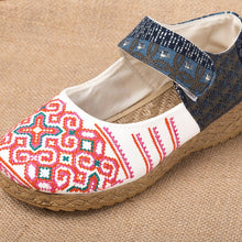 Load image into Gallery viewer, Traditional Chinese Floral Embroidery Homespun Shoes
