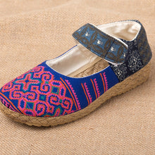 Muatkan imej ke dalam penonton Galeri, Traditional Chinese Floral Embroidery Homespun Shoes
