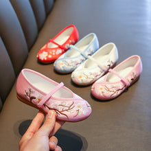 Muatkan imej ke dalam penonton Galeri, Traditional Girls&#39; Chinese Floral Embroidery Shoes Dancing Shoes
