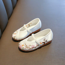 Muatkan imej ke dalam penonton Galeri, Traditional Girls&#39; Chinese Floral Embroidery Shoes Dancing Shoes
