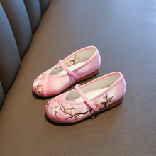 Muatkan imej ke dalam penonton Galeri, Traditional Girls&#39; Chinese Floral Embroidery Shoes Dancing Shoes
