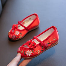 Muatkan imej ke dalam penonton Galeri, Traditional Girls&#39; Chinese Floral Embroidery Shoes Dancing Shoes
