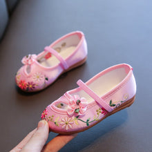 Muatkan imej ke dalam penonton Galeri, Traditional Girls&#39; Chinese Floral Embroidery Shoes Dancing Shoes
