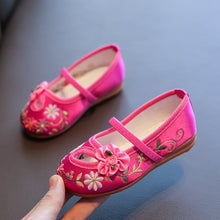 Muatkan imej ke dalam penonton Galeri, Traditional Girls&#39; Chinese Floral Embroidery Shoes Dancing Shoes
