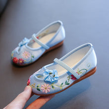 Muatkan imej ke dalam penonton Galeri, Traditional Girls&#39; Chinese Floral Embroidery Shoes Dancing Shoes
