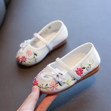 Muatkan imej ke dalam penonton Galeri, Traditional Girls&#39; Chinese Floral Embroidery Shoes Dancing Shoes
