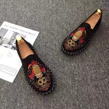 Muatkan imej ke dalam penonton Galeri, God of Wealth Embroidery Traditional Chinese Causal Shoes Loafers
