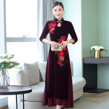 Muatkan imej ke dalam penonton Galeri, Keyhole Neck Cheongsam Top Retro Floral Velvet Ao Dai Dress
