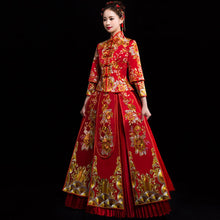 Muatkan imej ke dalam penonton Galeri, Floral Embroidery Pleated Skirt Traditional Chinese Wedding Suit
