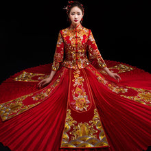 Muatkan imej ke dalam penonton Galeri, Floral Embroidery Pleated Skirt Traditional Chinese Wedding Suit
