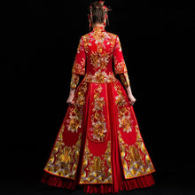 Muatkan imej ke dalam penonton Galeri, Floral Embroidery Pleated Skirt Traditional Chinese Wedding Suit
