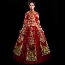 Muatkan imej ke dalam penonton Galeri, Floral Embroidery Pleated Skirt Traditional Chinese Wedding Suit
