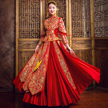 Muatkan imej ke dalam penonton Galeri, Dragon &amp; Phoenix Embroidery Pleated Skirt Traditional Chinese Wedding Suit
