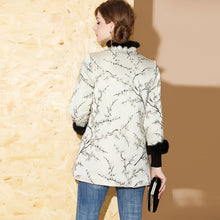 Muatkan imej ke dalam penonton Galeri, Long Sleeve Floral Fancy Cotton Chinese Style Wadded Coat with Fur Edge
