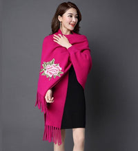 Muatkan imej ke dalam penonton Galeri, All Matched Chinese Style Floral Sweater Shawl with Tassels
