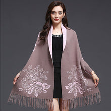 Muatkan imej ke dalam penonton Galeri, Batwing Sleeve Floral Sweater Shawl with Tassels
