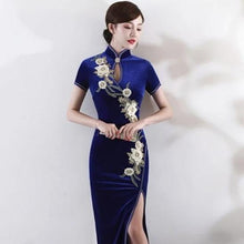 Muatkan imej ke dalam penonton Galeri, Floral Embroidery Velvet Cheongsam Top Retro Evening Dress
