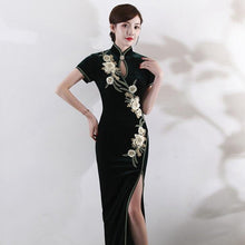 Muatkan imej ke dalam penonton Galeri, Floral Embroidery Velvet Cheongsam Top Retro Evening Dress
