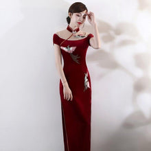 Muatkan imej ke dalam penonton Galeri, Phoenix Embroidery Illusion Neck Velvet Cheongsam Evening Dress
