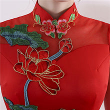 Muatkan imej ke dalam penonton Galeri, Lotus Embroidery Appliques Illusion Neck Cheongsam Evening Dress
