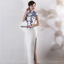 Muatkan imej ke dalam penonton Galeri, Floral Embroidery Mandarin Collar Full Length Cheongsam Evening Dress
