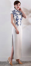 Muatkan imej ke dalam penonton Galeri, Floral Embroidery Mandarin Collar Full Length Cheongsam Evening Dress
