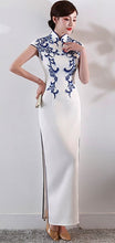 Muatkan imej ke dalam penonton Galeri, Floral Embroidery Mandarin Collar Full Length Cheongsam Evening Dress
