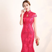 Muatkan imej ke dalam penonton Galeri, Floral Appliques Lace Full Length Mermaid Cheongsam Evening Dress
