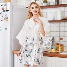 Muatkan imej ke dalam penonton Galeri, Half Sleeve Knee Length Silk Kimono Yukata Sleepwear Bathrobe
