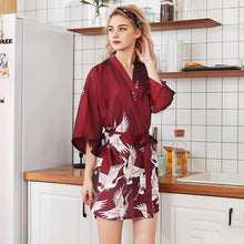 Muatkan imej ke dalam penonton Galeri, Half Sleeve Knee Length Silk Kimono Yukata Sleepwear Bathrobe
