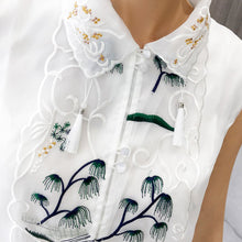 Muatkan imej ke dalam penonton Galeri, Floral Embroidery Sleeveless Chinese Style Wind Coat
