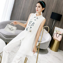 Muatkan imej ke dalam penonton Galeri, Floral Embroidery Sleeveless Chinese Style Wind Coat
