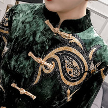 Muatkan imej ke dalam penonton Galeri, Auspicious Pattern Velvet Chinese Style Women&#39;s Suit with Strap Buttons
