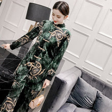 Muatkan imej ke dalam penonton Galeri, Auspicious Pattern Velvet Chinese Style Women&#39;s Suit with Strap Buttons
