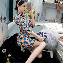 Muatkan imej ke dalam penonton Galeri, Plaids &amp; Checks Pattern Half Sleeve Modern Cheongsam Chinese Dress
