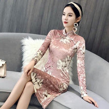 Muatkan imej ke dalam penonton Galeri, Long Sleeve Floral Velvet Modern Cheongsam Chinese Dress
