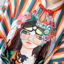 Muatkan imej ke dalam penonton Galeri, Girl Portrait &amp; Stripes Pattern Kimono Sleeve Chinese Blouse
