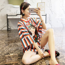 Muatkan imej ke dalam penonton Galeri, Girl Portrait &amp; Stripes Pattern Kimono Sleeve Chinese Blouse
