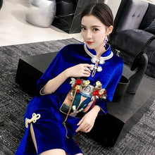 Muatkan imej ke dalam penonton Galeri, Half Sleeve Key Hole Neck Velvet Modern Cheongsam Chinese Dress
