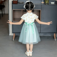 Muatkan imej ke dalam penonton Galeri, Floral Cheongsam Top Chiffon Skirt Traditional Girl&#39;s Chinese Dress
